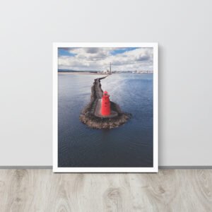 Drone foto van de prachtige rode Poolbeg Lighthouse in Dublin, Ierland.