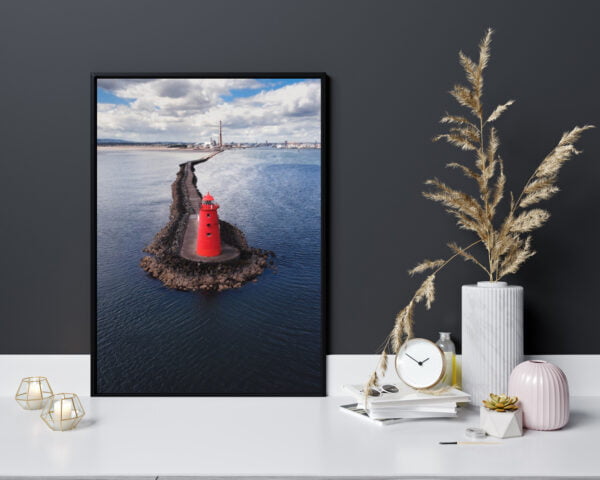 Fotografie print van de prachtige rode vuurtoren Poolbeg Lighthouse in Dublin, Ierland. De foto is genomen vanuit het perspectief van een drone.