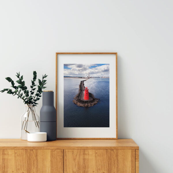 Fotografie print van de prachtige rode vuurtoren Poolbeg Lighthouse in Dublin, Ierland. De foto is genomen vanuit het perspectief van een drone.