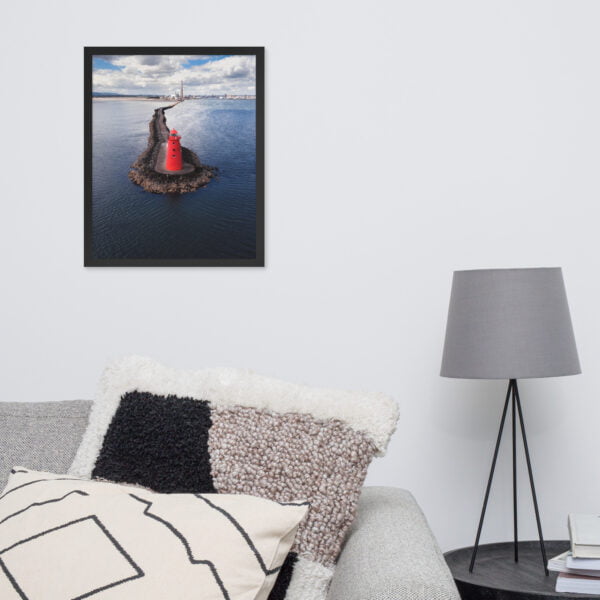 Fotografie print van de prachtige rode vuurtoren Poolbeg Lighthouse in Dublin, Ierland. De foto is genomen vanuit het perspectief van een drone.