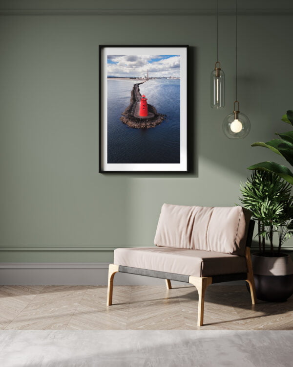 Fotografie print van de prachtige rode vuurtoren Poolbeg Lighthouse in Dublin, Ierland. De foto is genomen vanuit het perspectief van een drone.