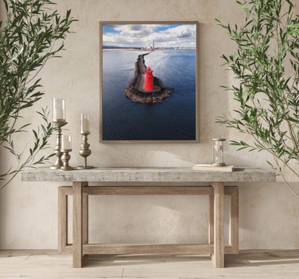 Fotografie print van de prachtige rode vuurtoren Poolbeg Lighthouse in Dublin, Ierland. De foto is genomen vanuit het perspectief van een drone.
