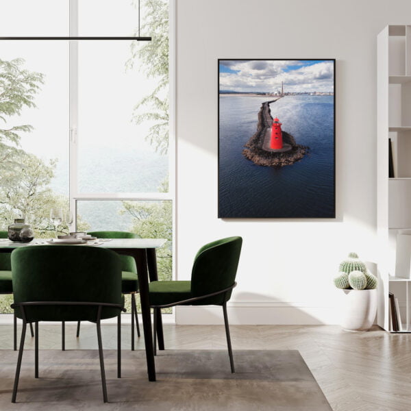 Fotografie print van de prachtige rode vuurtoren Poolbeg Lighthouse in Dublin, Ierland. De foto is genomen vanuit het perspectief van een drone.
