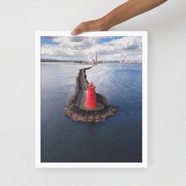 Fotografie print van de prachtige rode vuurtoren Poolbeg Lighthouse in Dublin, Ierland. De foto is genomen vanuit het perspectief van een drone.