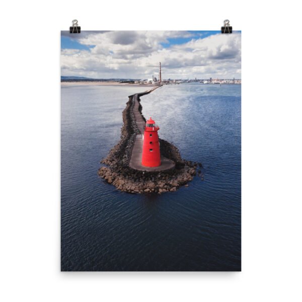 Fotografie print van de prachtige rode vuurtoren Poolbeg Lighthouse in Dublin, Ierland. De foto is genomen vanuit het perspectief van een drone.